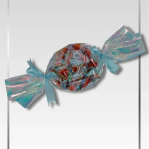 Słodki prezent komunijny w kształcie cukierka z topperem IHS i słodyczami Kinder (Bueno, Jajko Niespodzianka, Schoko-Bons) w holograficznej folii.